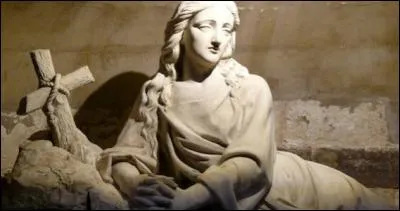 Dans le quartier de Renaucourt, au sud-ouest d'Amiens, la rue qui longe l'église Sainte-Marie-Madeleine se nomme...