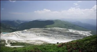 Où trouve-t-on cette immense carrière de talc, l'une des plus grande au monde ?