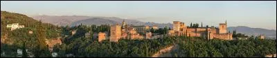 Quelle ville espagnole abrite le célèbre palais de l'Alhambra ?