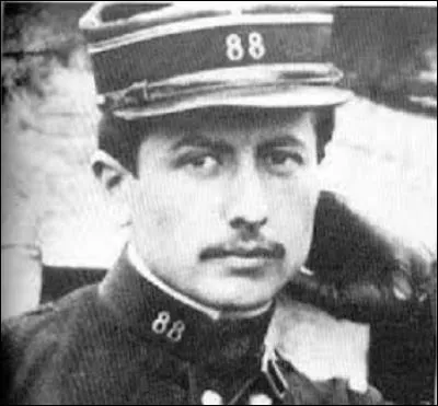 La Première Guerre mondiale voit la disparition de nombreuses personnalités. C'est le cas, le 22 septembre 1914, de l'auteur du "Grand Meaulnes". D'après les renseignements, ce dernier aurait reçu avec ses hommes l'ordre de tirer sur des brancardiers allemands. Considéré comme crime de guerre, l'ennemi les mitraille, leurs corps ne seront retrouvés et identifiés qu'en 1991. Mais qui est-il ?