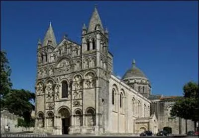 Commencée vers 1100 et terminée en 1128, de quel style architectural est la cathédrale Saint-Pierre d'Angoulême (Charente) ?