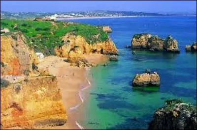 Laquelle de ces villes ne se situe pas en Italie ?