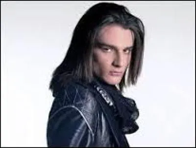 Comment s'appelle ce garçon qui en pince pour Daisy, mais pas elle ?