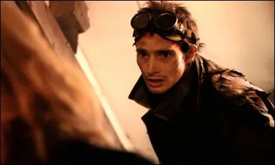 Quels sont les deux personnages qui sont morts, dans la saison 4 ?