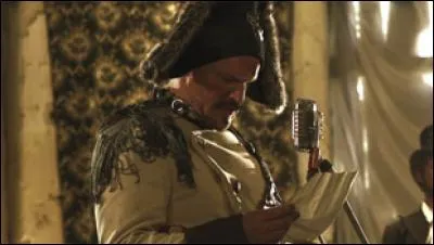 Comment le chef des gardes appelle-t-il ses hommes ?