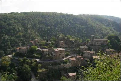 La ville se trouve sur la vallée du Furan (ou Furens), qui prend sa source dans le massif :