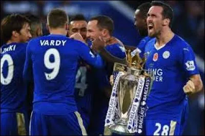 Contre quelle équipe le champion d'Angleterre, Leicester, s'est-il incliné pour son entrée en lice en Premier League?
