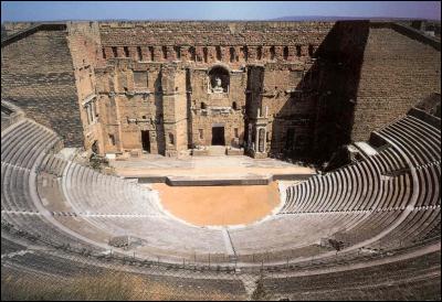Trouvez le théâtre antique de Palmyre en Syrie.