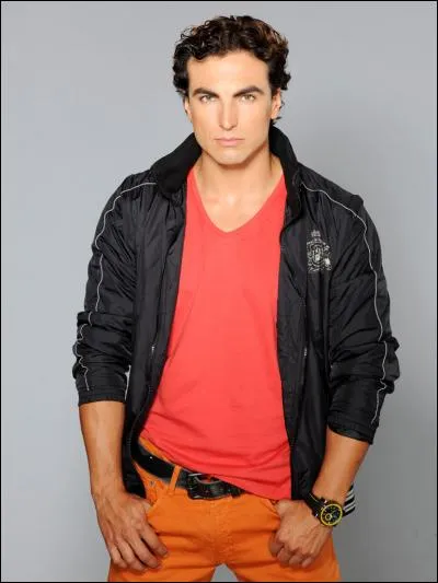 Comment s'appelle le frère de Luis Martinez ?