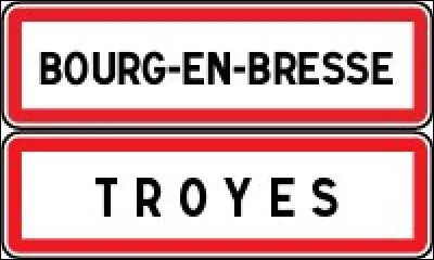 Quels chiffre et nombre sont inscrits sur la voile du Petit baigneur lorsqu'il remporte la fameuse régate ?