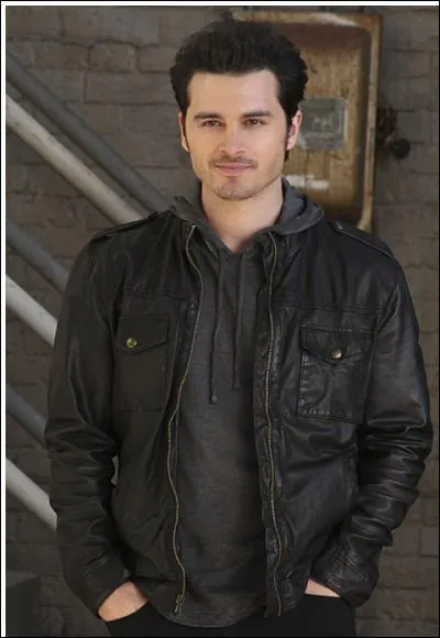 Si je vous dis Michael Malarkey, il s'agit forcément de (des)...