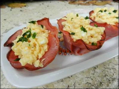 Steve et Yoann mangèrent de bon appétit les œufs brouillés, le bacon, les toasts et la marmelade que la jeune fille avait préparés.