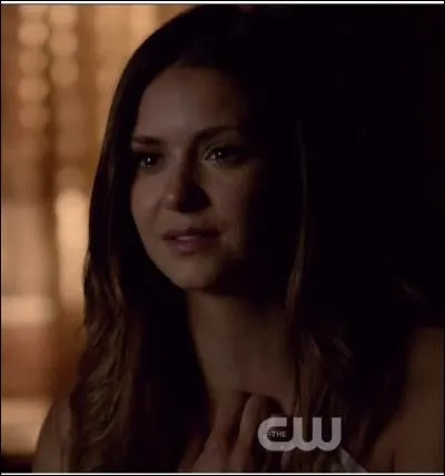 Qu'est-ce qu'Elena demande à Alaric ?