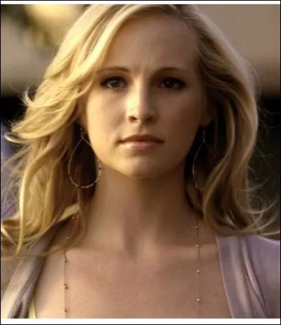 À cause de Caroline, qui doit enlever le cur de Sarah, la nièce de Stefan ?