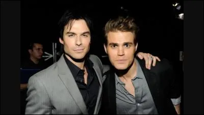 Qui Elena a-t-elle embrassé (saison 1) ?