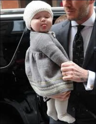 Ce joli bébé se prénomme Harper, et tire la langue de façon si mignonne ! De qui est-elle la (célèbre) fille ?