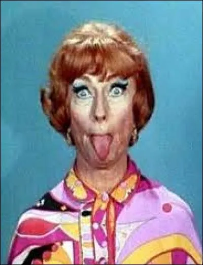 Oh qui voilà ici ! Endora, la maman de Samantha et la terrible belle-mère de Jean-Pierre, qui tire la langue. Cela serait-il un jeu de grand-mère. Au fait, combien de petits- enfants Endora a-t-elle ?