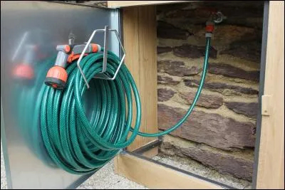 Je vais arroser les plantes du jardin, avec le tuy___ d'arrosage.