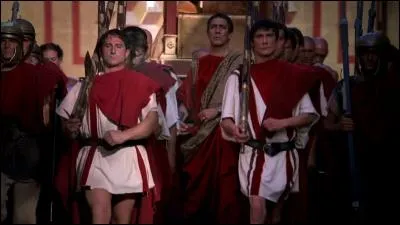 Peplum : le peplum est à la fois un vêtement et le nom générique des films où l'on porte ce genre de vêtements car l'action se déroule dans le monde antique. Que signifie peplum ?