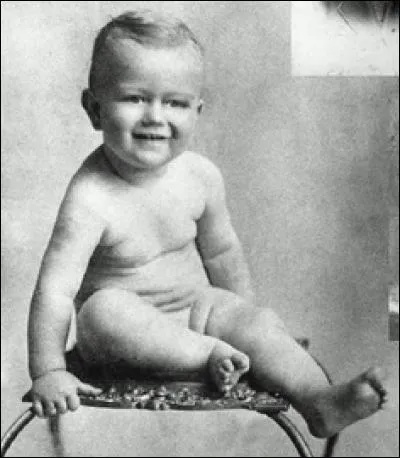 C'est beaucoup plus tard que sa démarche chaloupée le rendra célèbre, en particulier dans les westerns, il deviendra alors un géant d'Hollywood !