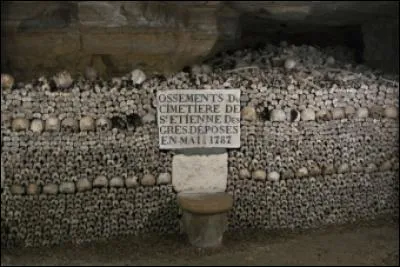 Quelle est la bonne orthographe du bâtiment, endroit où sont rassemblés des ossements humains ?