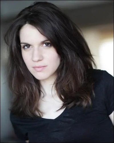 Comment s'appelle cette comédienne qui incarne le rôle de Charlotte, la cliente de Joséphine dans l'épisode "Un bébé tombé du ciel" ?