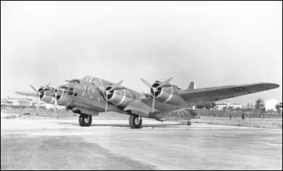 Quel est ce bombardier quadrimoteur ?