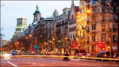 Laquelle de ces villes est bordée par la mer Méditerranée ?