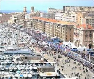 Il y a environ 855 500 habitants dans cette ville.