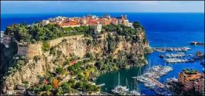 Trouvez la ville qui est bordée par la mer Méditerranée !