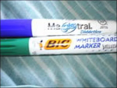 Ce petit rouleau est bien utile en réunion, ou pour noter de façon voyante des tâches à la maison, mais ce marqueur présente un gros problème, lequel ?