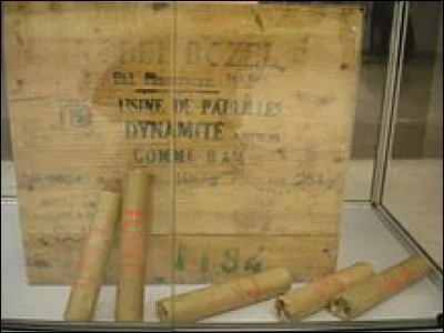 Dans les anciens westerns, on utilisait souvent ces petits rouleaux à longue mèche. Il s'agit bien sûr de dynamite, un explosif qui a été inventé par ?