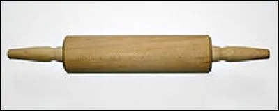 Ce petit rouleau est un objet ménager bien utile, à connotation mégère également : le rouleau à pâtisserie. Quel type de pâte est-elle celle qui copine le plus longtemps avec le rouleau ?