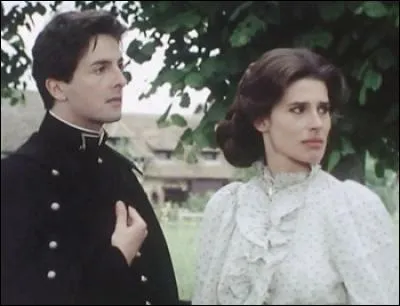 Cette série, réalisée par Nina Companeez, nous permet, entre autres, de faire connaissance avec celle qui fut une magnifique interprète de Truffaut, Fanny Ardant. Le reste de la distribution est exceptionnel. Nous sommes à l'aube de la Première guerre mondiale, sur les côtes normandes, là où se déroule l'existence tourmentée de 3 familles bourgeoises et de leurs domestiques.