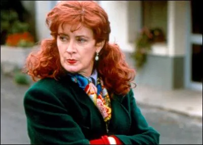 Cette fille d'un célèbre héros de la bataille de l'Atlantique pendant la Seconde guerre mondiale travaille comme secrétaire au Ministère de la marine. Un jour son supérieur lui confie une mission top secret qui l'entraîne vers un petit port breton où elle a passé toute sa vie.