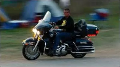 Où Philip A. Contos manifestait-il contre le port de casque à moto lorsqu'il est mort ?