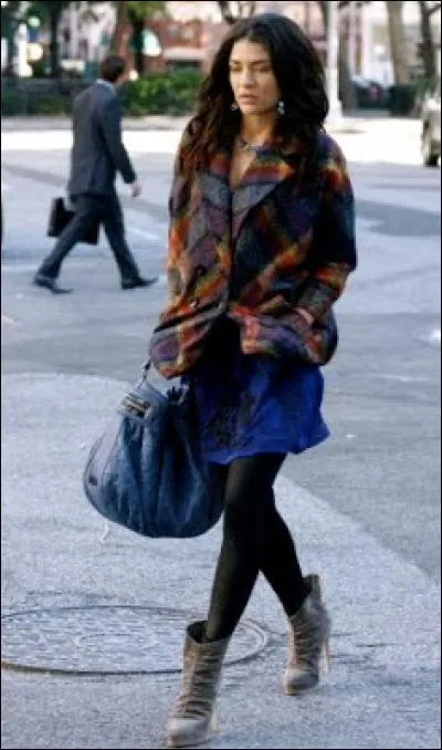 Arrivée de nulle part et pour dieu sait quelle raison, voici une ancienne petite amie de Dan, vidéaste, prénommée ?