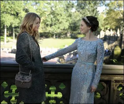 Blair s'est mariée (on ne dira pas avec qui) en bleu clair (cf photo, somptueuse robe comme toujours de Elie Saab), tandis que Serena se marie, elle, à la toute fin de la série (on ne dira pas avec qui) en couleur... ?