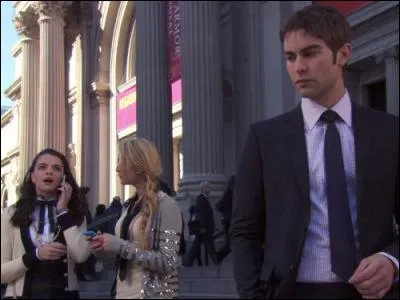 Parmi les garçons de la série, il y a le fameux Nate Archibald, dont la mère est de la famille Van der Bilt. Comme il séduit à tour de bras, la liste de ses conquêtes serait fastidieuse. Aussi va-t-on se contenter de trouver de qui il est le petit ami au début de la série ?