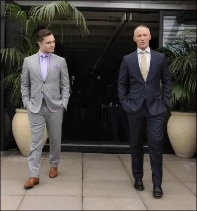 Le garçon aux mâchoires serrées, c'est un tic, et aux yeux toujours presque fermés lançant un regard noir, un autre tic, c'est le fameux Chuck Bass (à gauche sur la photo), richissime lui aussi. Sa passion dans la vie, c'est ?