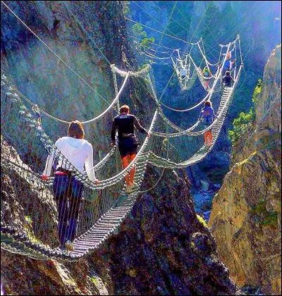 Ces personnes sont en vacances, et tel Indiana Jones dans le numéro 2 de ses aventures périlleuses, empruntent un pont qui balance, et est composé de lamelles de bois. Comment nomme-t-on ce type de pont ?