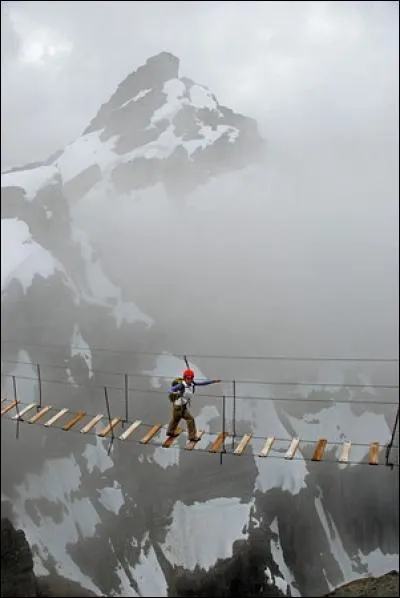 N'avait-on donc pas plus de planches ? Imaginez la concentration nécessaire pour traverser ce pont ! Il semble cependant que ce soit une partie d'un genre de parcours sportif ! Dans quel pays se trouve-t-on ?