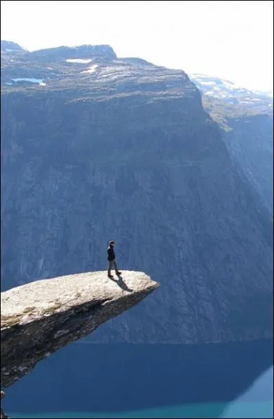 Certains sont prêts à tout pour une photo originale, comme ici, en bord de falaise. Il ne faut pas avoir le vertige. Quelle condition impérative doit être là pour être victime de vertige ?
