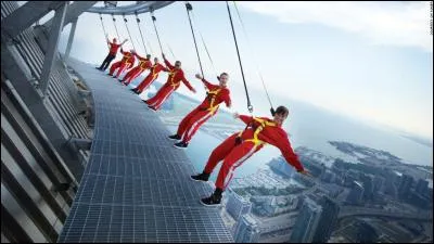 Les personnes que voyez ici en déséquilibre sur le vide ne sont ni des parachutistes ni des cascadeurs, mais de simples touristes. La passerelle extérieure est à 356 m du sol, au dessus de la ville de... ?