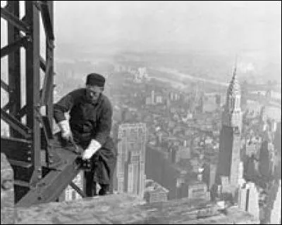 Lorsque les architectes les plus fous eurent l'idée de construire sur l'île de Manhattan les buildings les plus hauts, les chantiers atteignaient des hauteurs vertigineuses, comme on le voit sur la photo. On s'aperçut qu'une tribu indienne n'appréhendait pas les grandes hauteurs, et on recruta ses membres en nombre comme ouvriers de construction. De quelle tribu étaient-ils ?