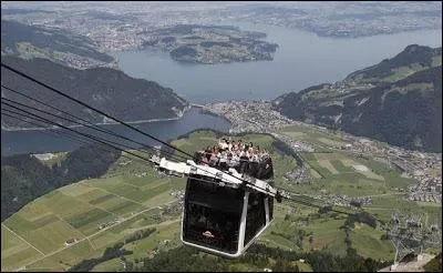 Pour ceux qui ne sont pas flambants en hauteur, un téléphérique c'est déjà un effort. Mais là, c'est un téléphérique avec pont supérieur extérieur ! Où est-ce ?