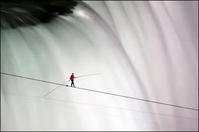Les funambules ont le talent de marcher sur des fils, dans des endroits toujours plus vertigineux. Le français Petit a ainsi traversé en 1974 entre les sommets des deux tours du World Trade Center de NYC (417 m au dessus de la ville), ici le funambule américain Nik Wallenda traverse au dessus... ?