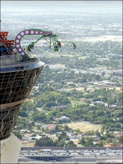 Au sommet de cette tour, qui est un hôtel, c'est à dire à 350 mètres du sol, on trouve des attractions de fête foraine, vertigineuses. A votre avis, dans quelle ville est située cette "folie" ?