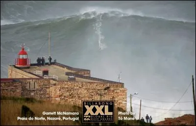 Les champions de surf grimpent des vagues tout à fait vertigineuses, dont les rouleaux draînent des tonnes et des tonnes d'eau. Les plus hautes atteignent ?