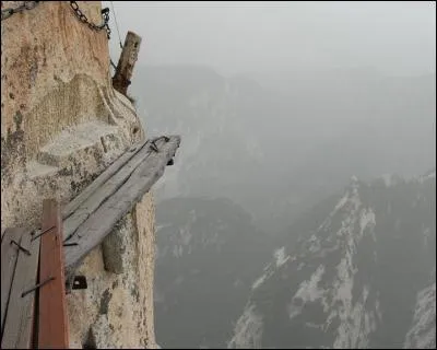 Là, on frôle la folie ! Voilà le passage à emprunter à flanc de montagne, à plus de 2500 m d'altitude ! Dans quel pays emprunte-t-on cette voie périlleuse et effrayante ?
